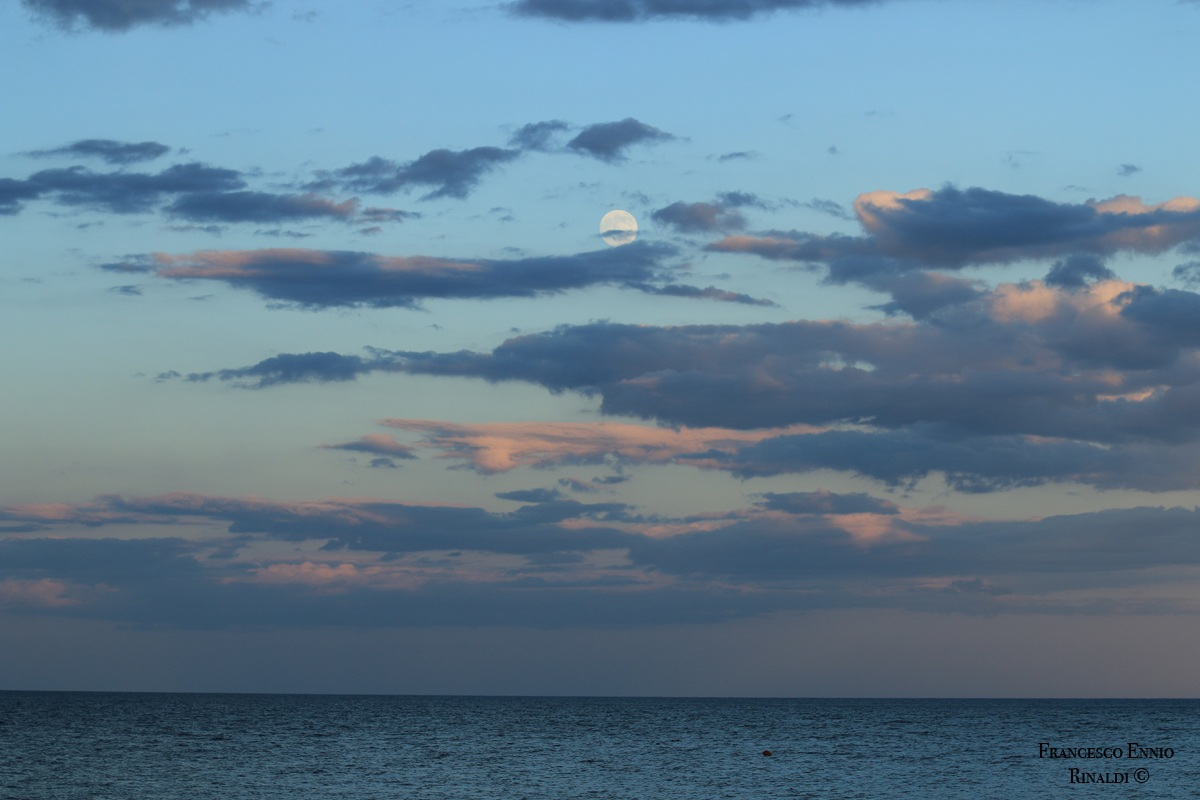 La luna e le nuvole...