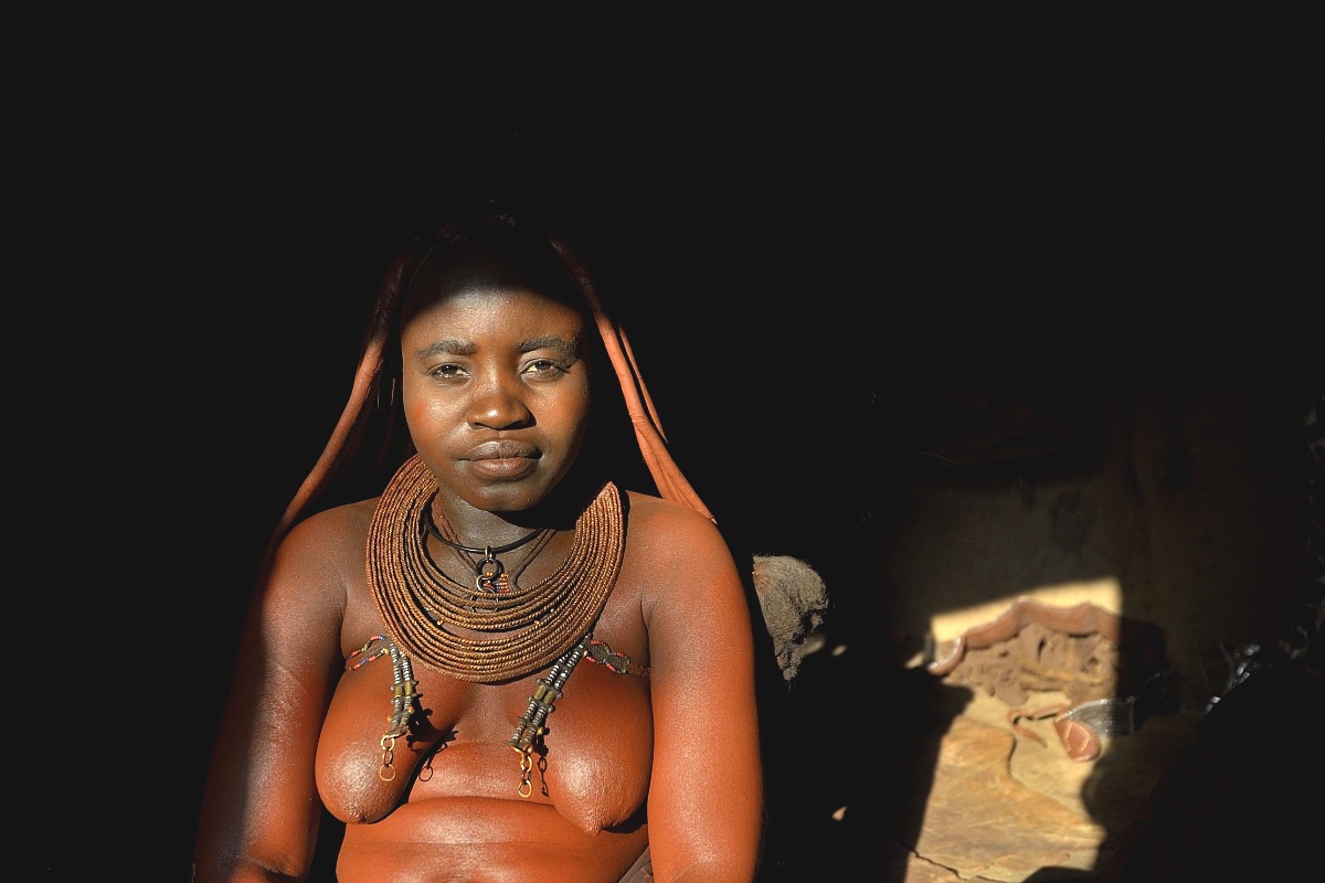 Ovamboland - Donna Himba nella sua capanna...