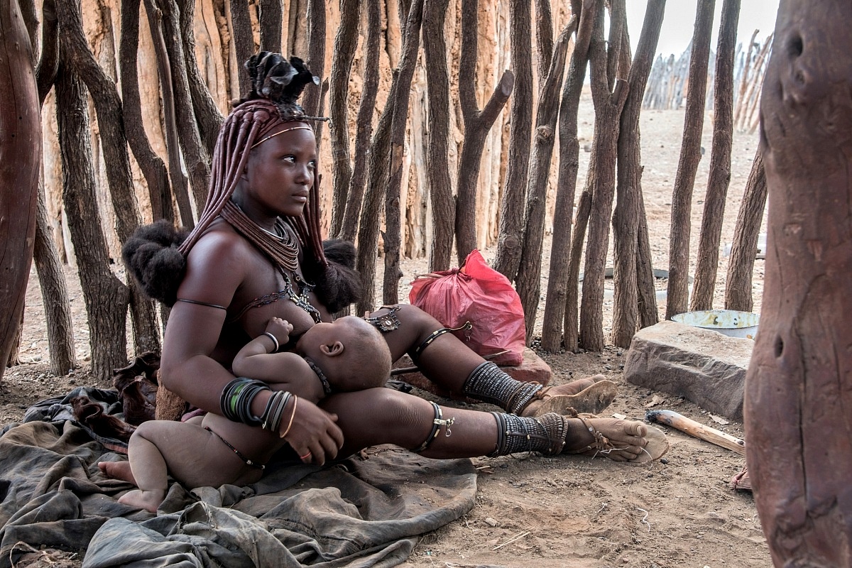 Ovamboland - Giovane madre Himba allatta...