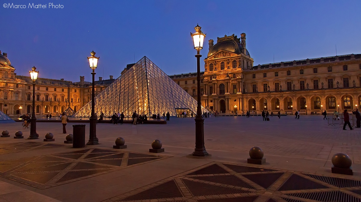 Les Pyramides du Louvre (now blue)...