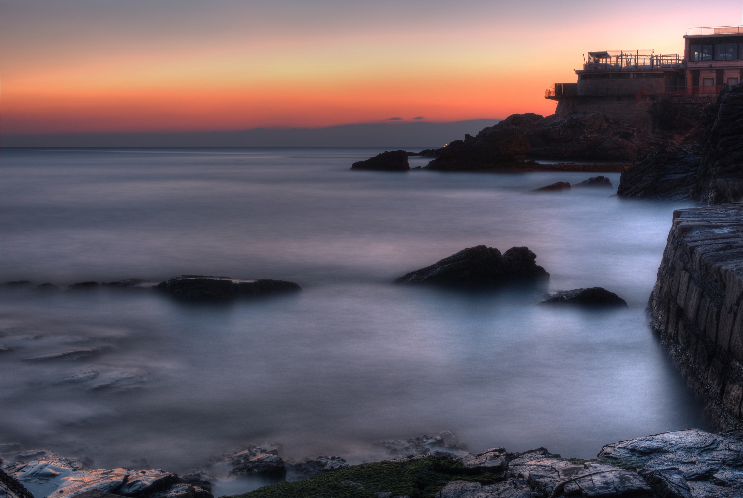 dopo un bel tramonto,la pace in riva al mare.....
