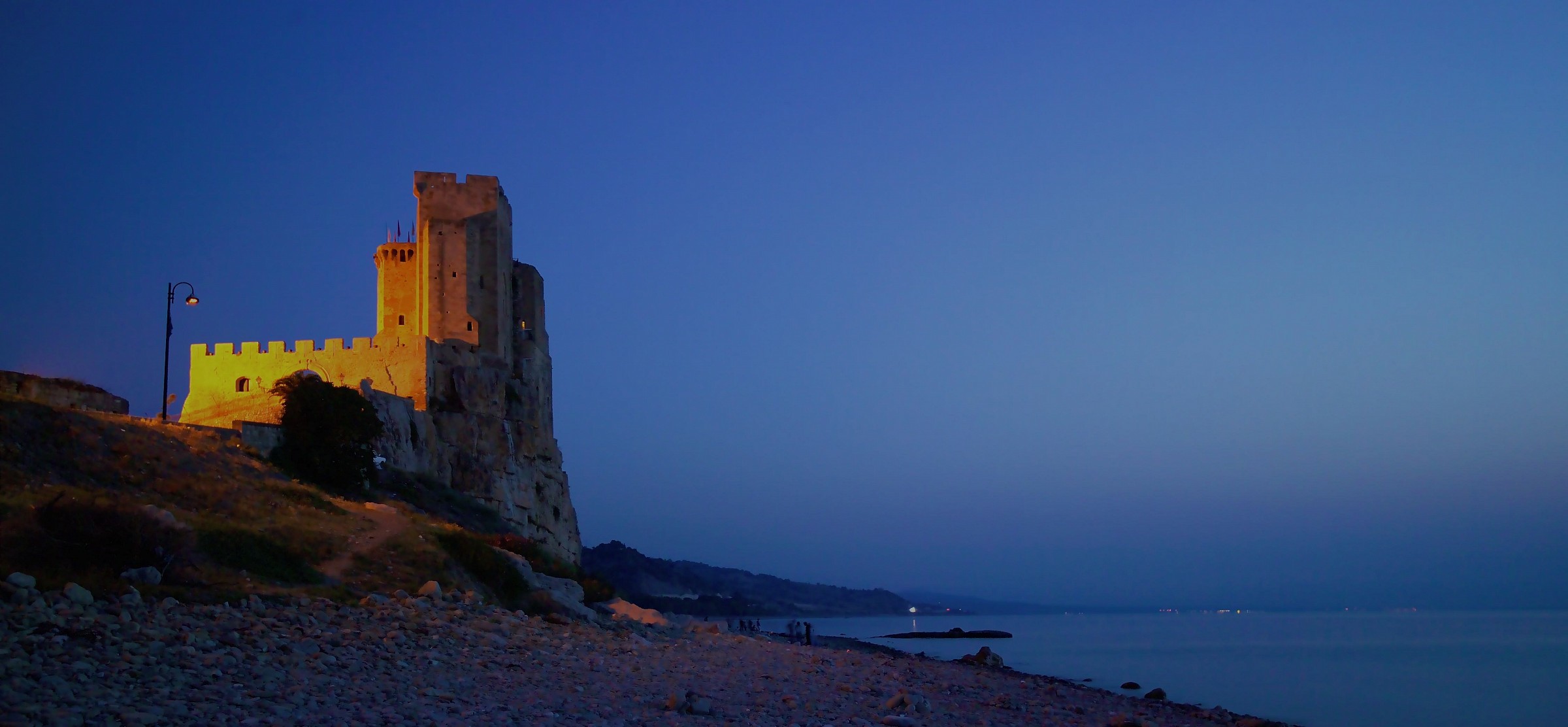 Roseto Capo Spulico: Castle at sunrise...