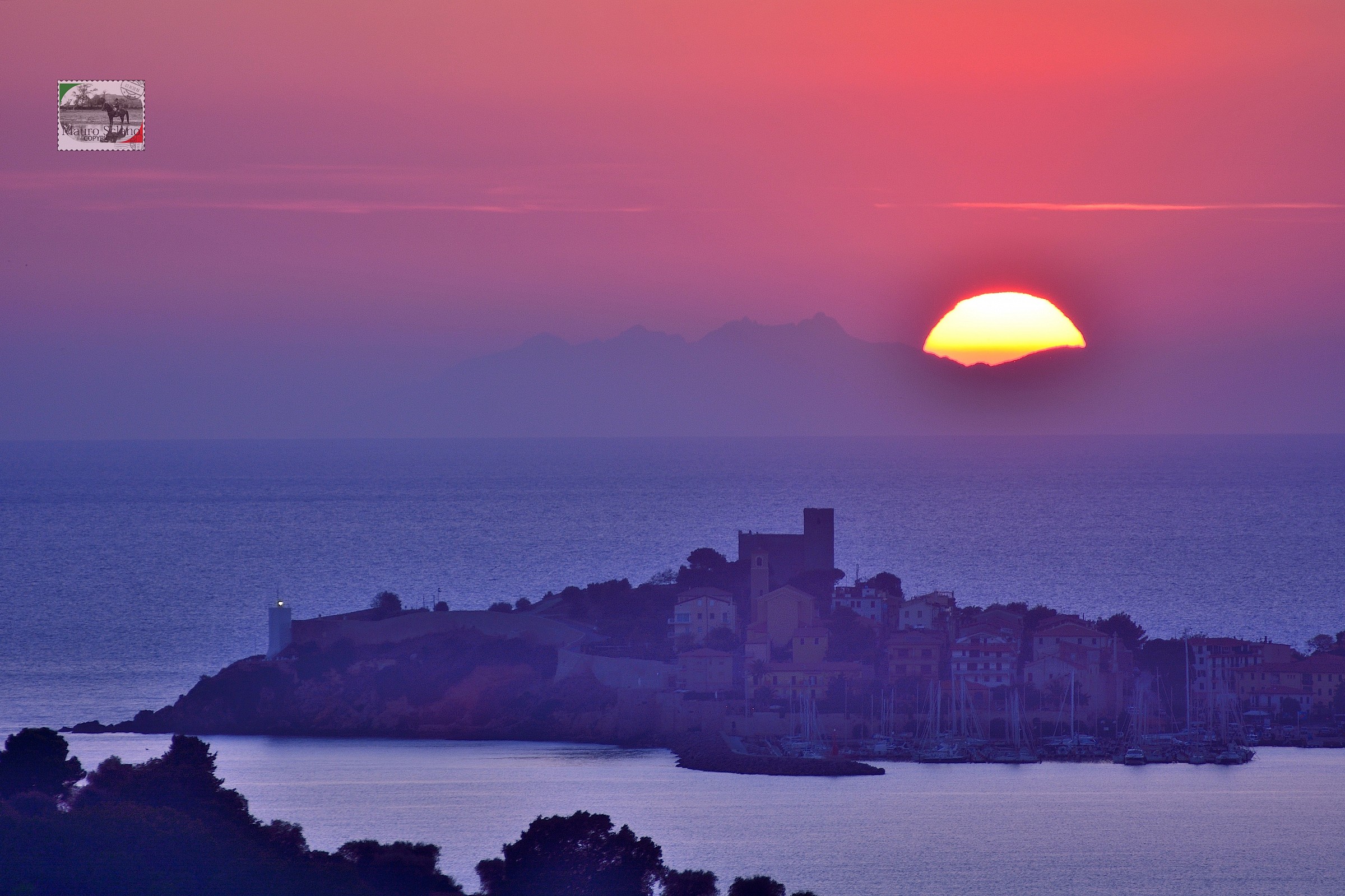 Talamone con tramonto su Montecristo...