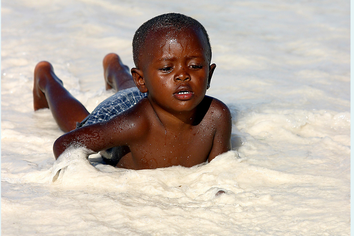 Zanzibar-bathroom-shore between water and sand ......