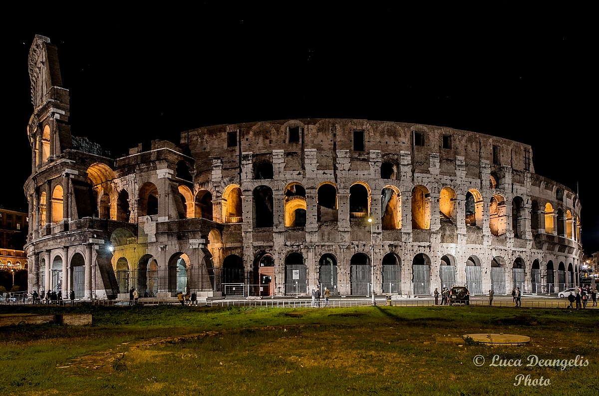 Colosseo by night...