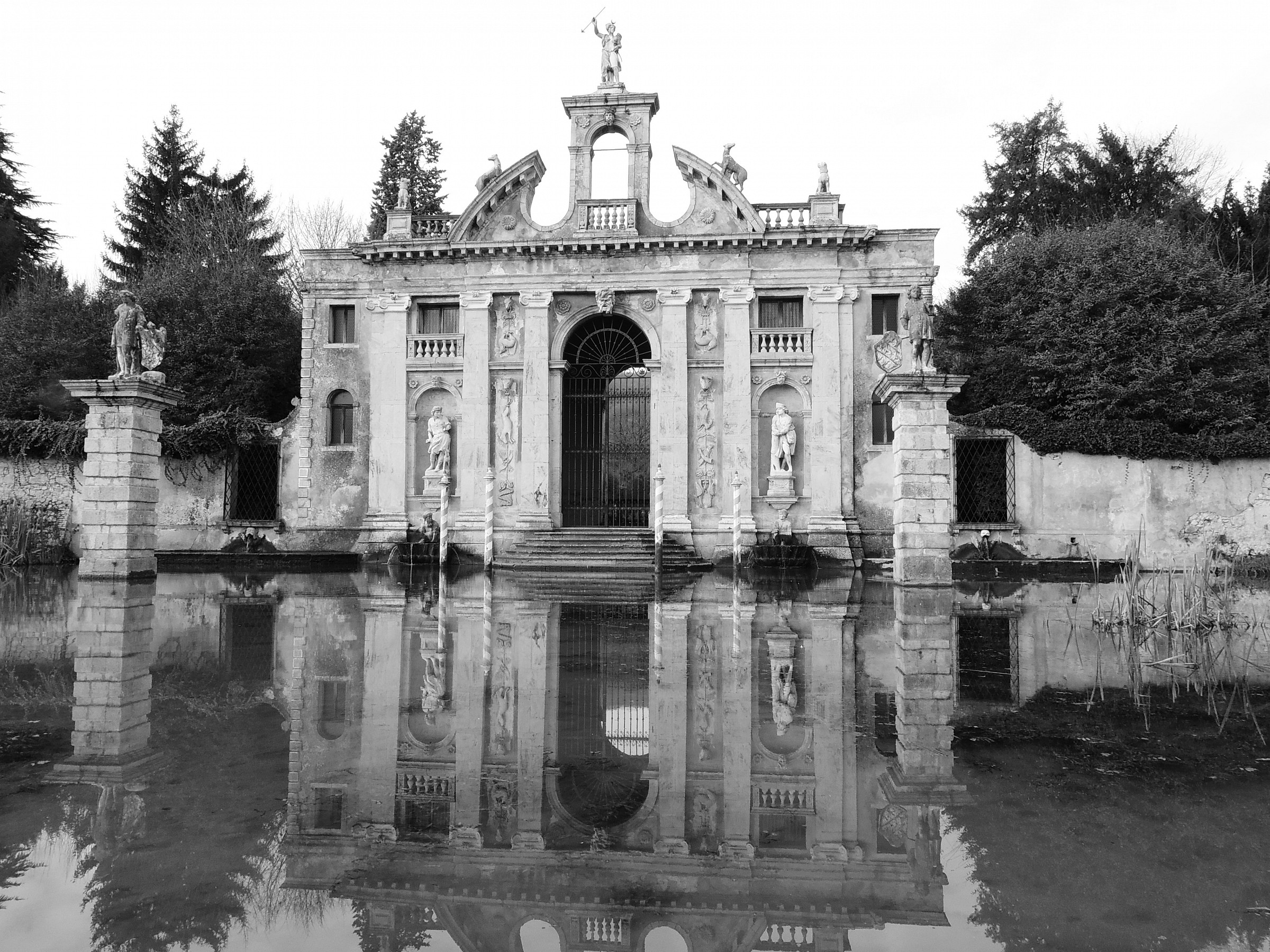 Porta Diana(giardini di Valsanzibio PD )...
