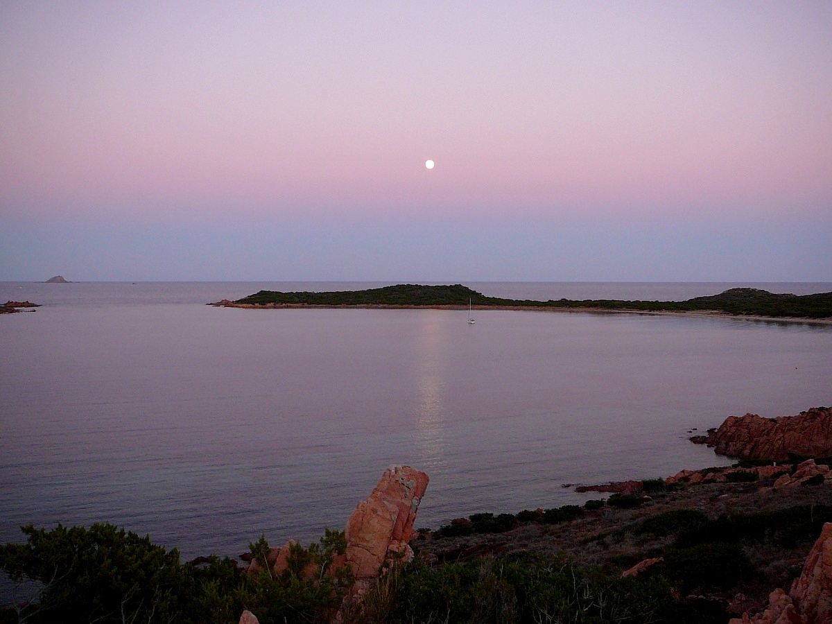 Sardegna : sorge la luna a Coda Cavallo...