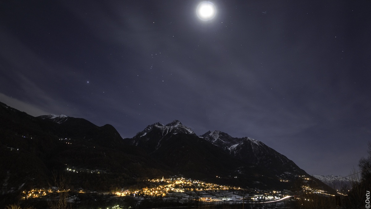 Veduta notturna Saint Marcel (Valle D'Aosta)...