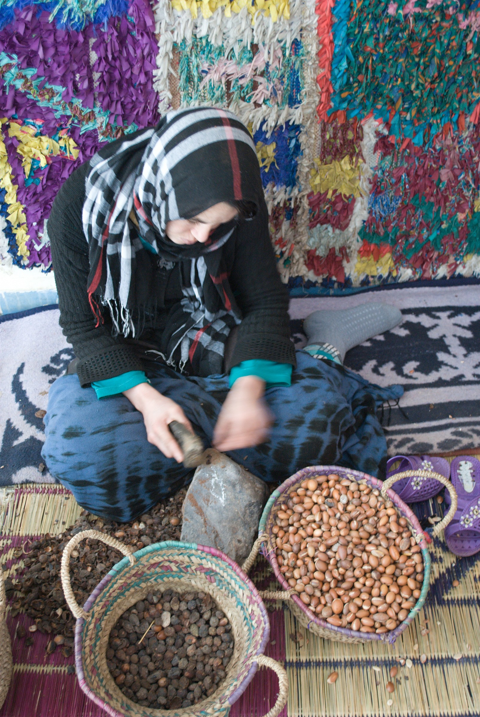 Work in a cooperative of argan oil...