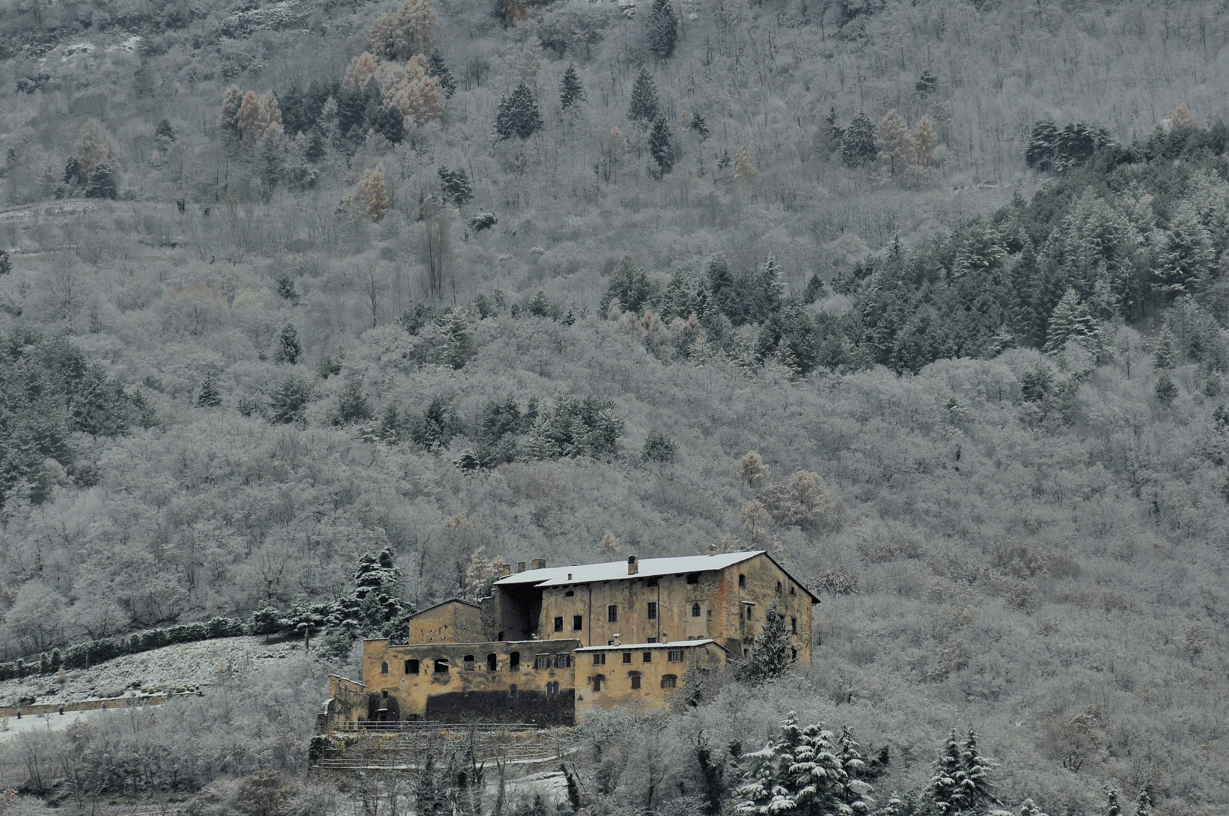 panorama con neve e castel Noarna...