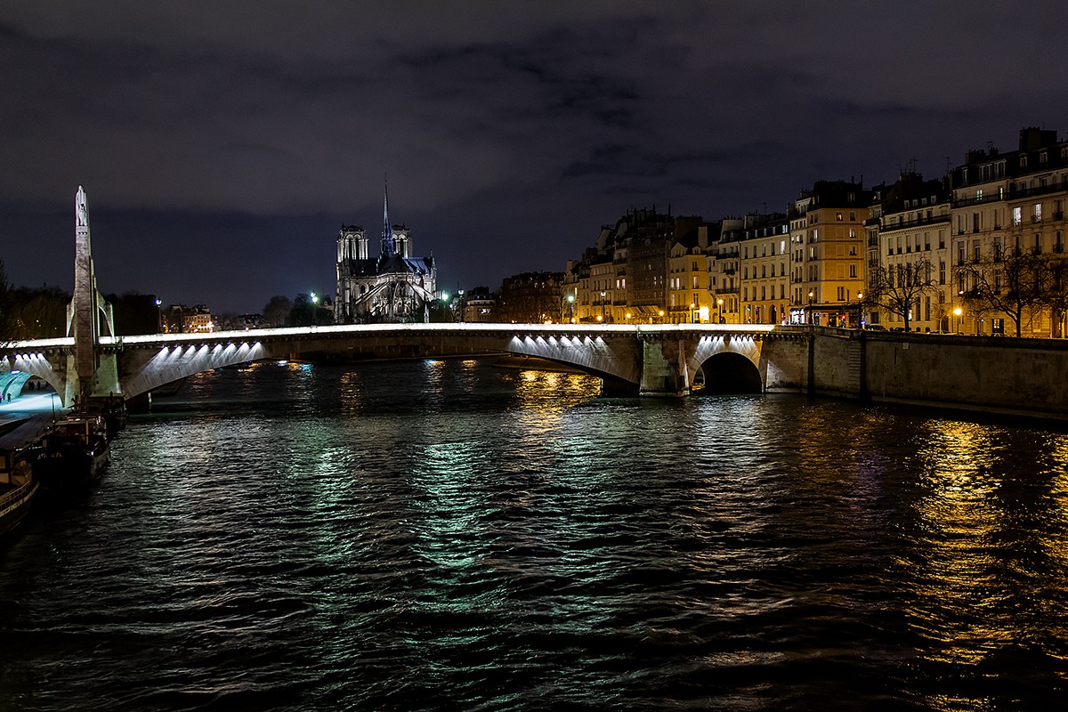 Strolling along the Seine 11...