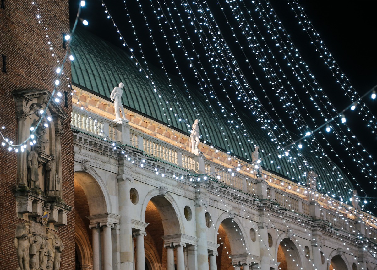 Vicenza lit by Christmas lights 10...