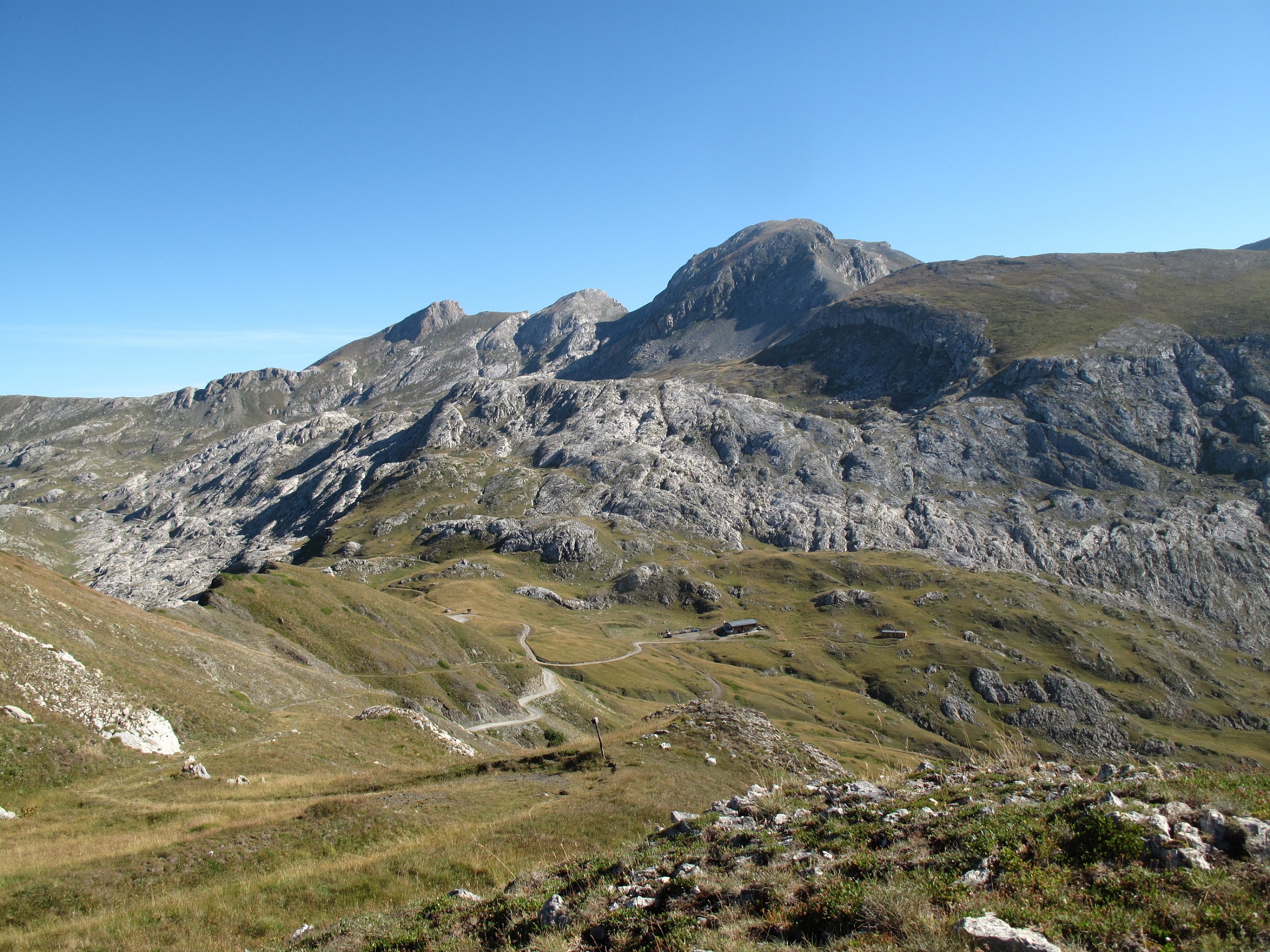 Rifugio don Barbera salendo al colle Selle Vecchie...