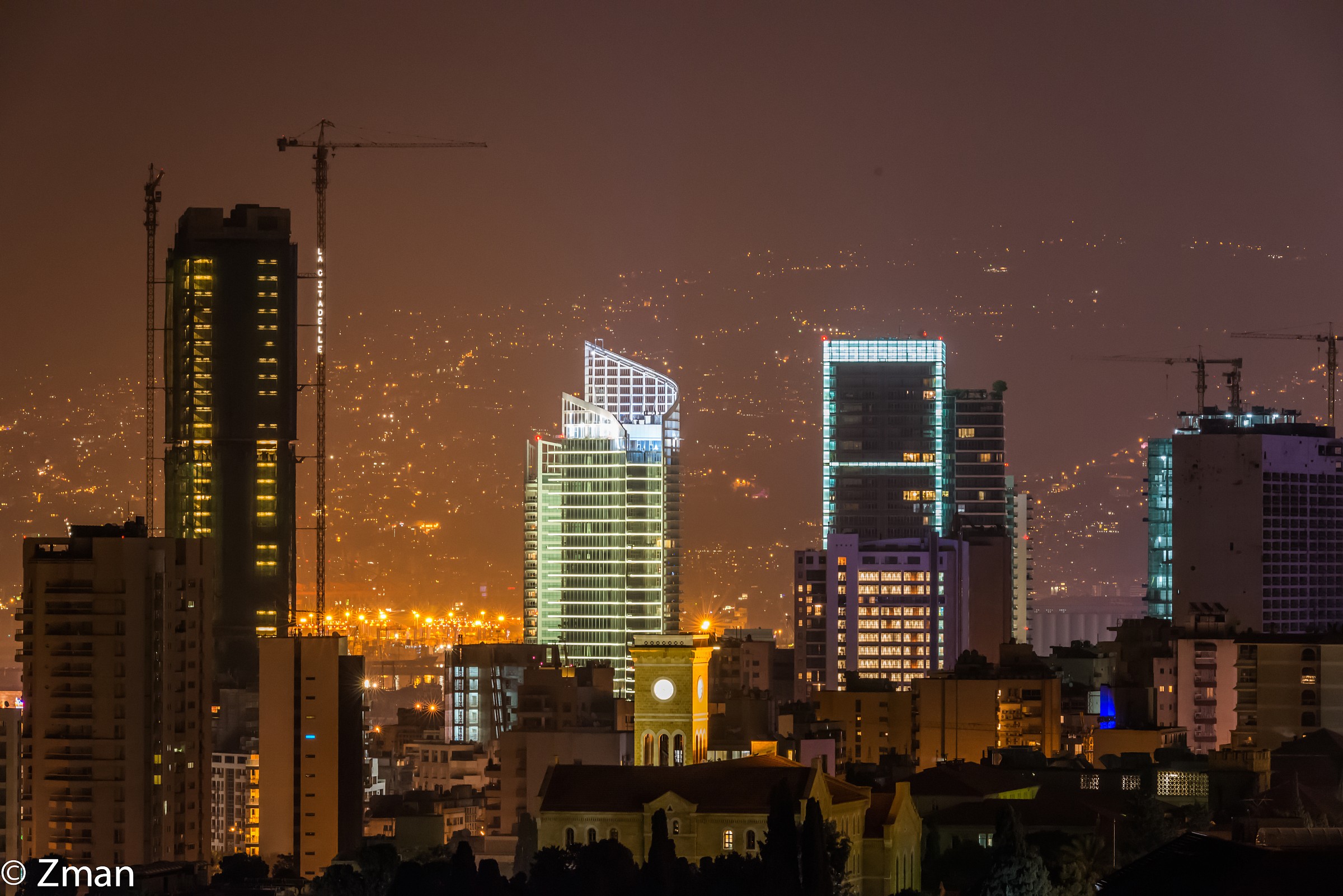 Beirut City Centre emette luce alla notte...