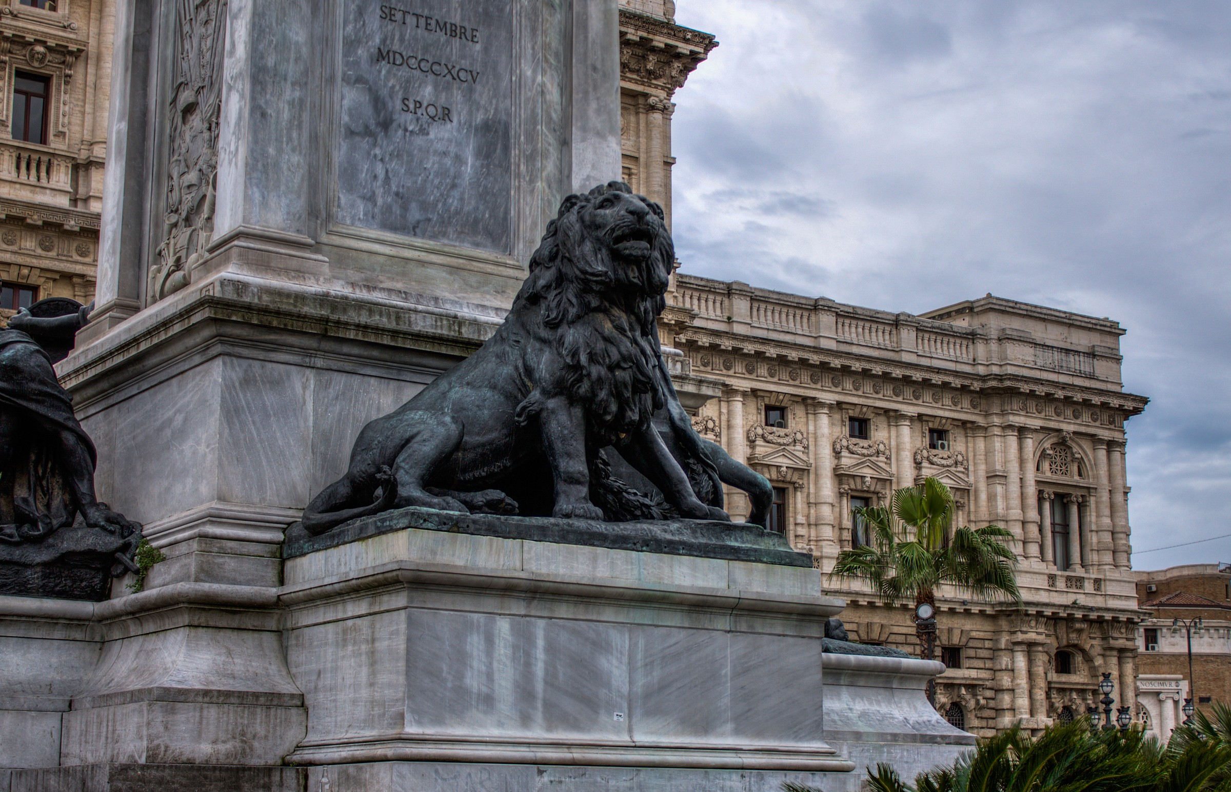 Bronze statue, Piazza Cavour...