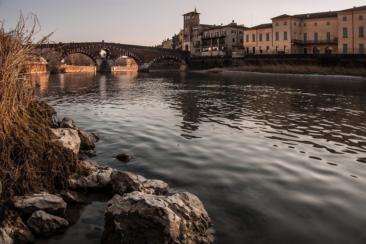 Verona ... Scivola l'Adige a Ponte Pietra...