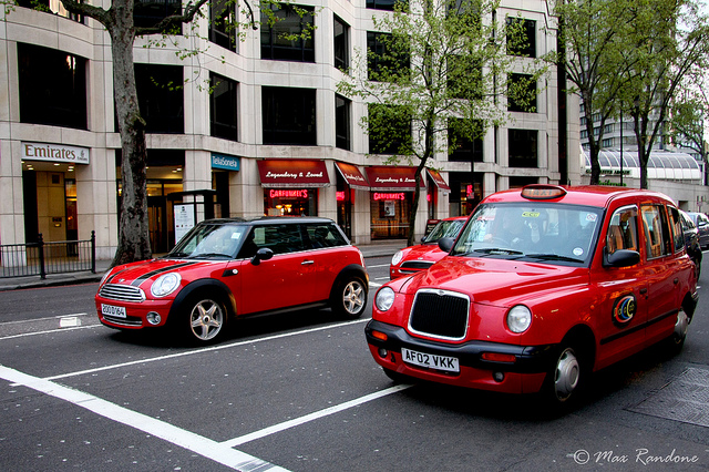 Londra: red cars...