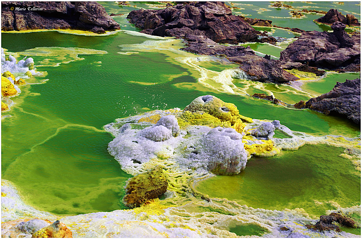 Dallol - Lakes acids and small geysers gaseous...