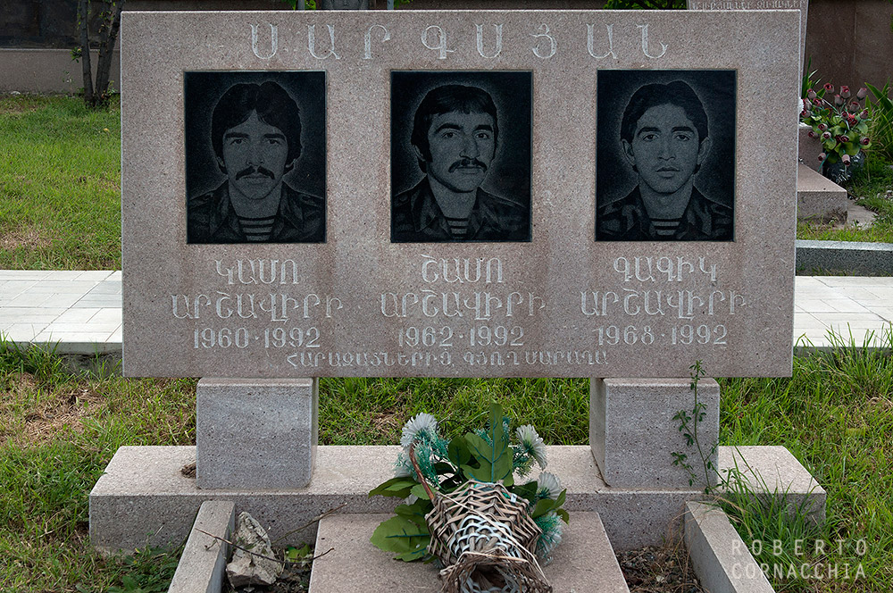 Tre fratelli, cimitero di Stepanakert...