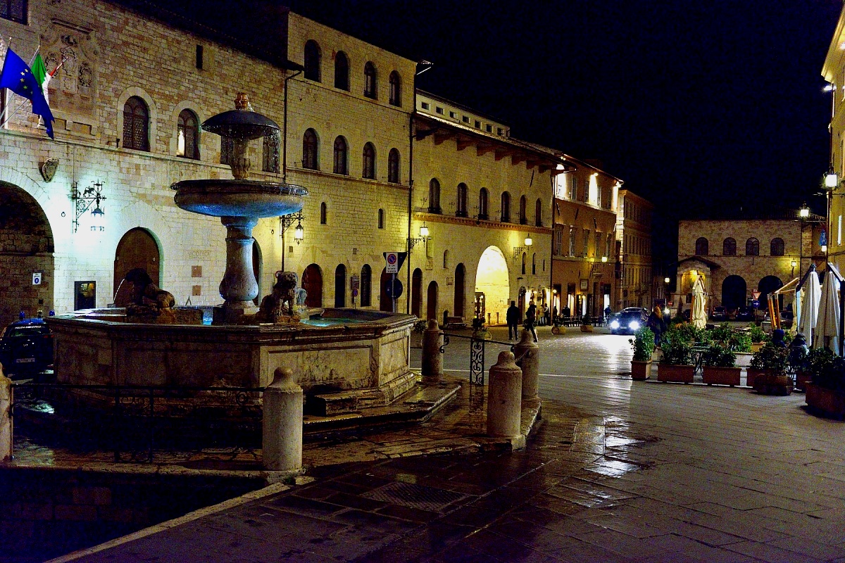 Assisi- La piazza del Comune...