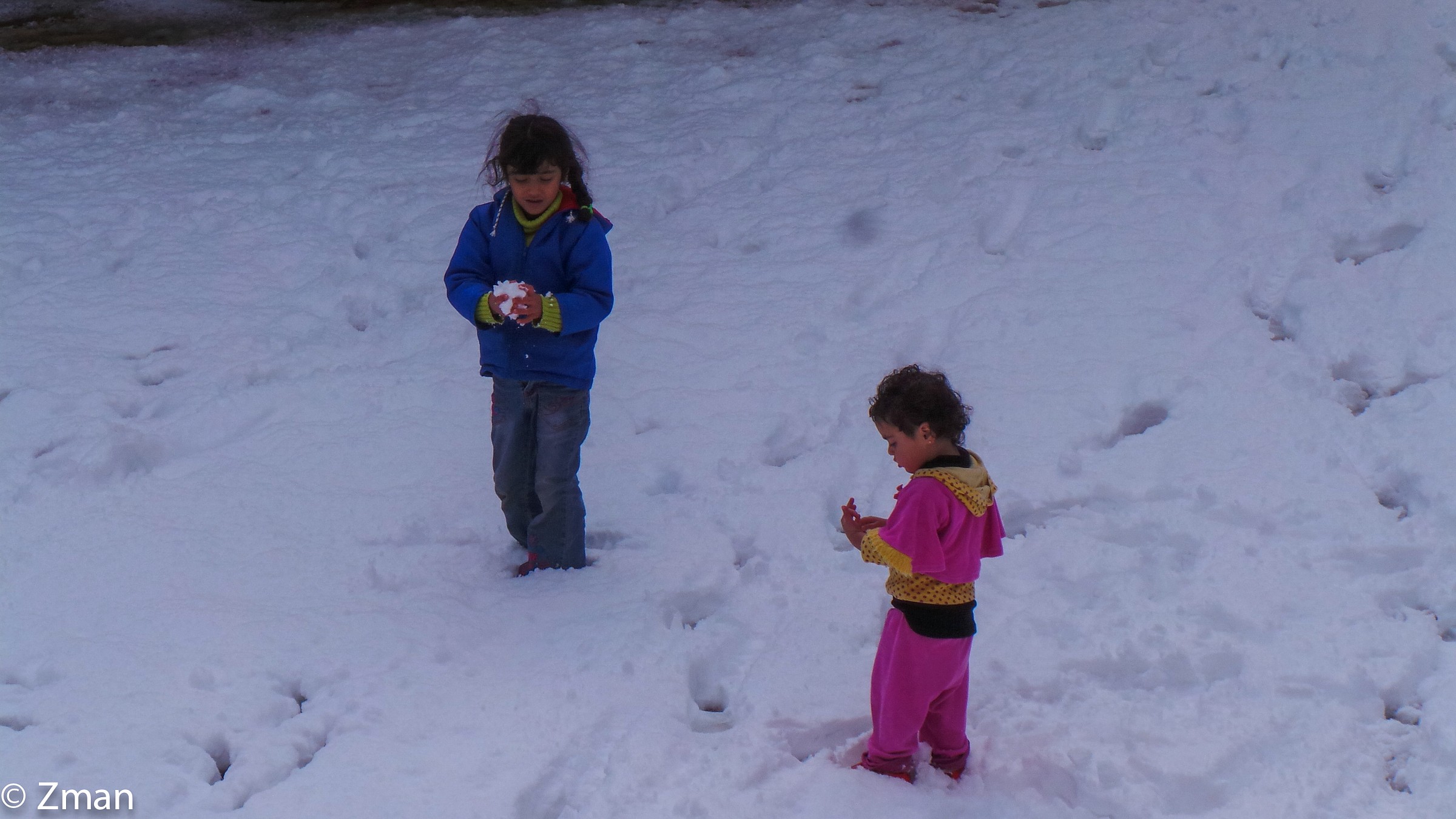 Bambini giocano con la neve...
