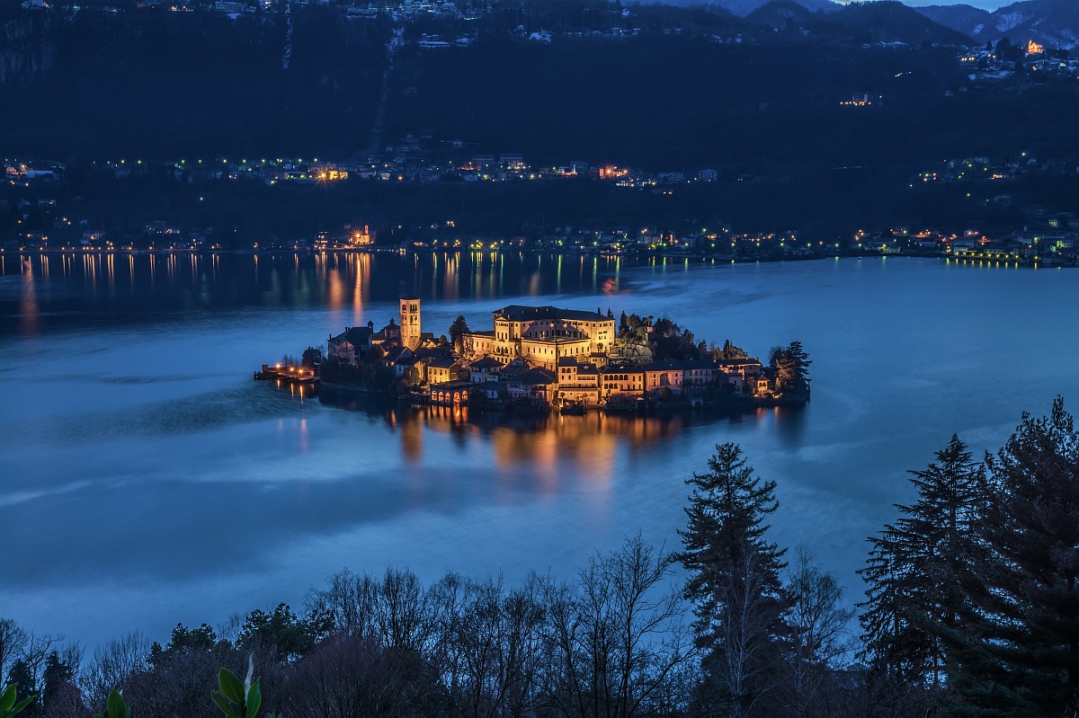 San Giulio ora blu...
