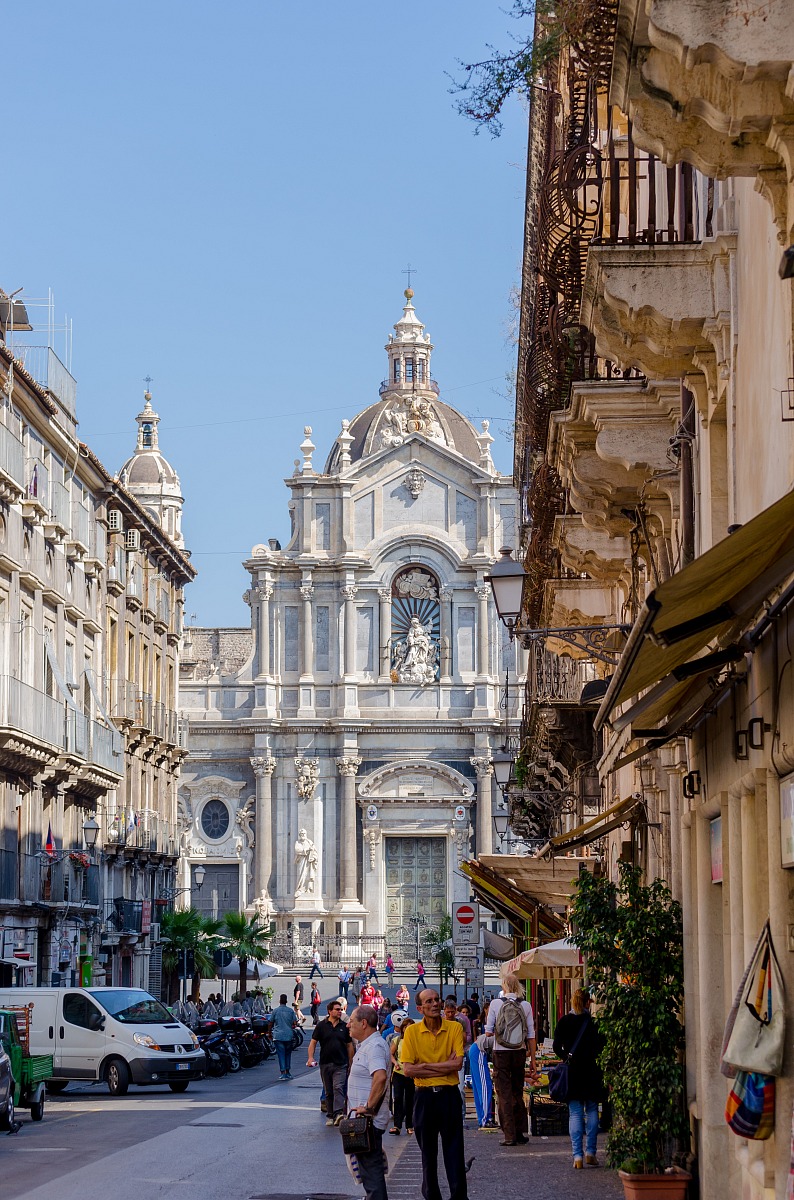 Cattedrale di Sant'Agata in fondo...