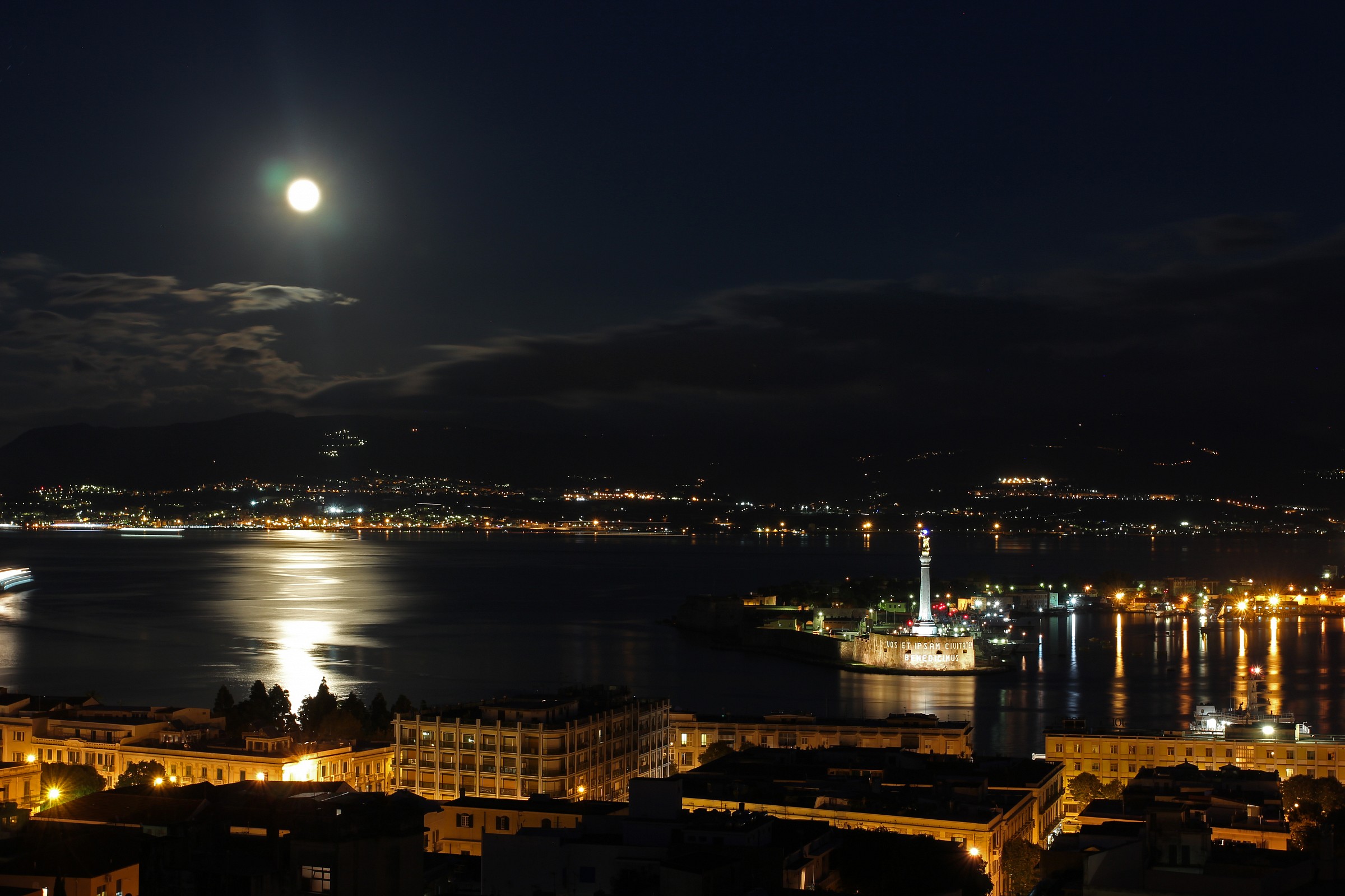luna piena sullo stretto di Messina...