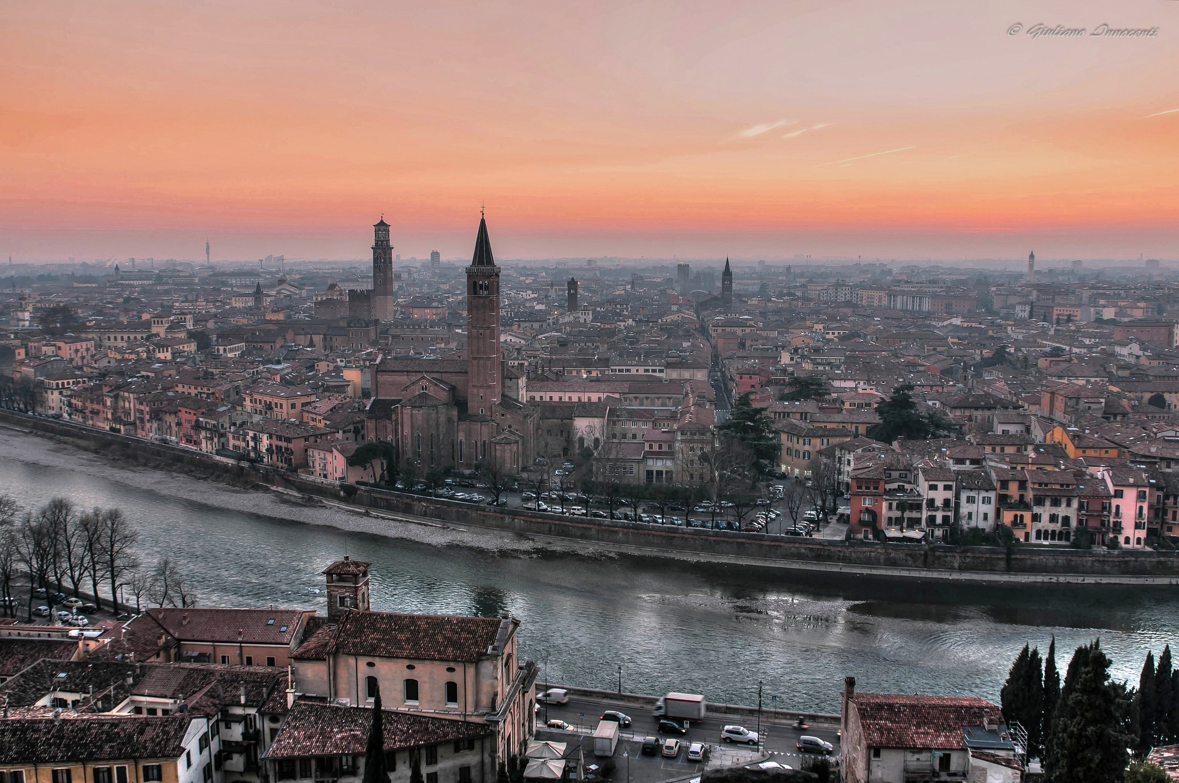 Al calar delle luci sui tetti di Verona...
