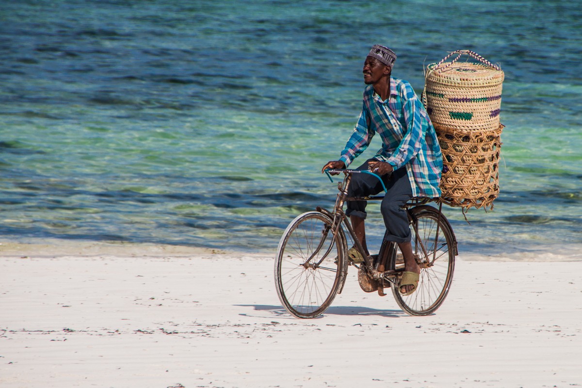 In bicicletta sulla spiaggia...