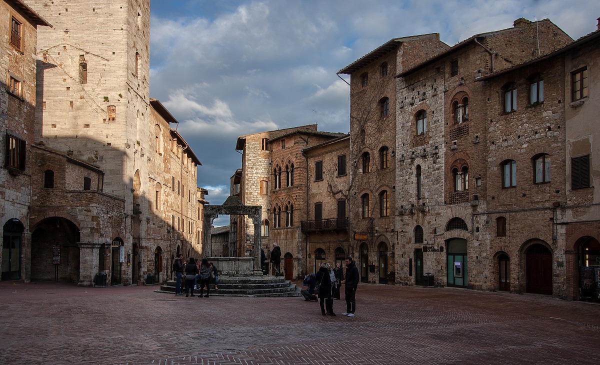 San Gimignano ... Piazza della Cisterna...