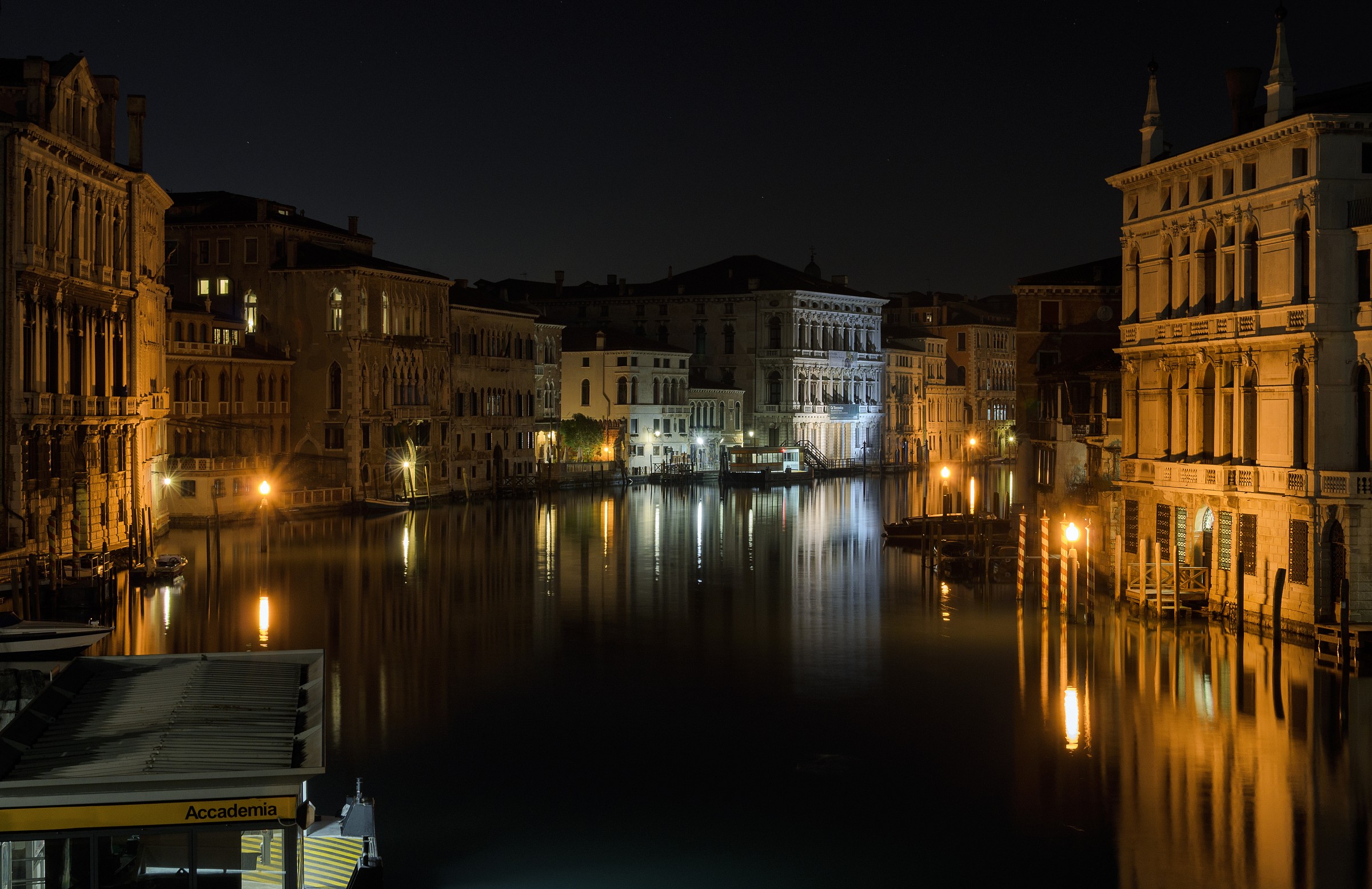 intorno Ponte della Accademia...