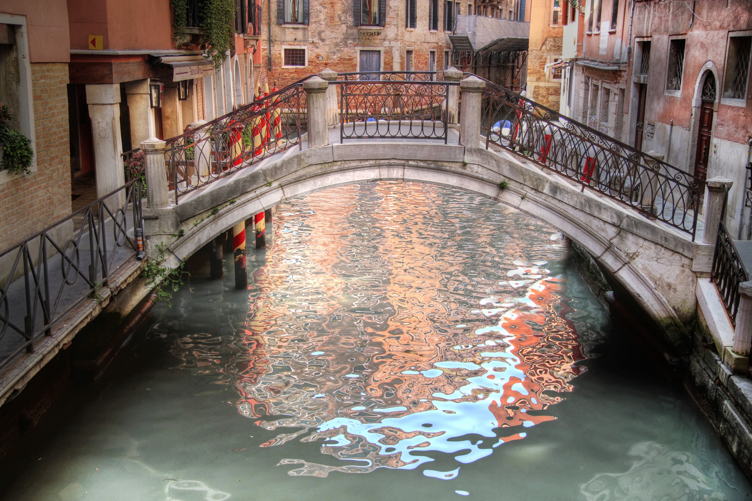 One of the many bridge in Venice ........
