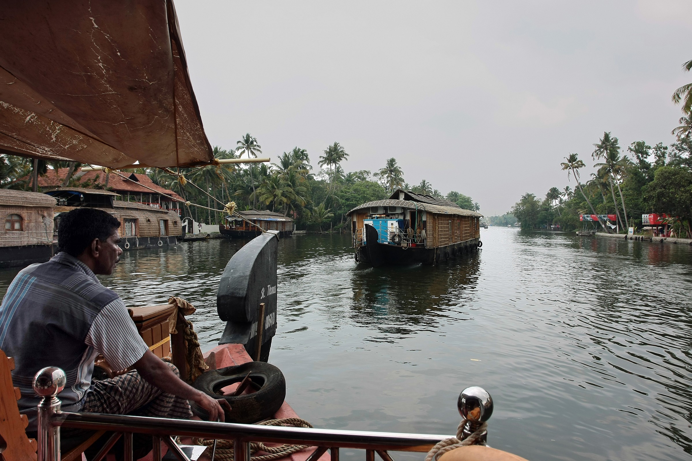 in crociera su baekwaters del Kerala...