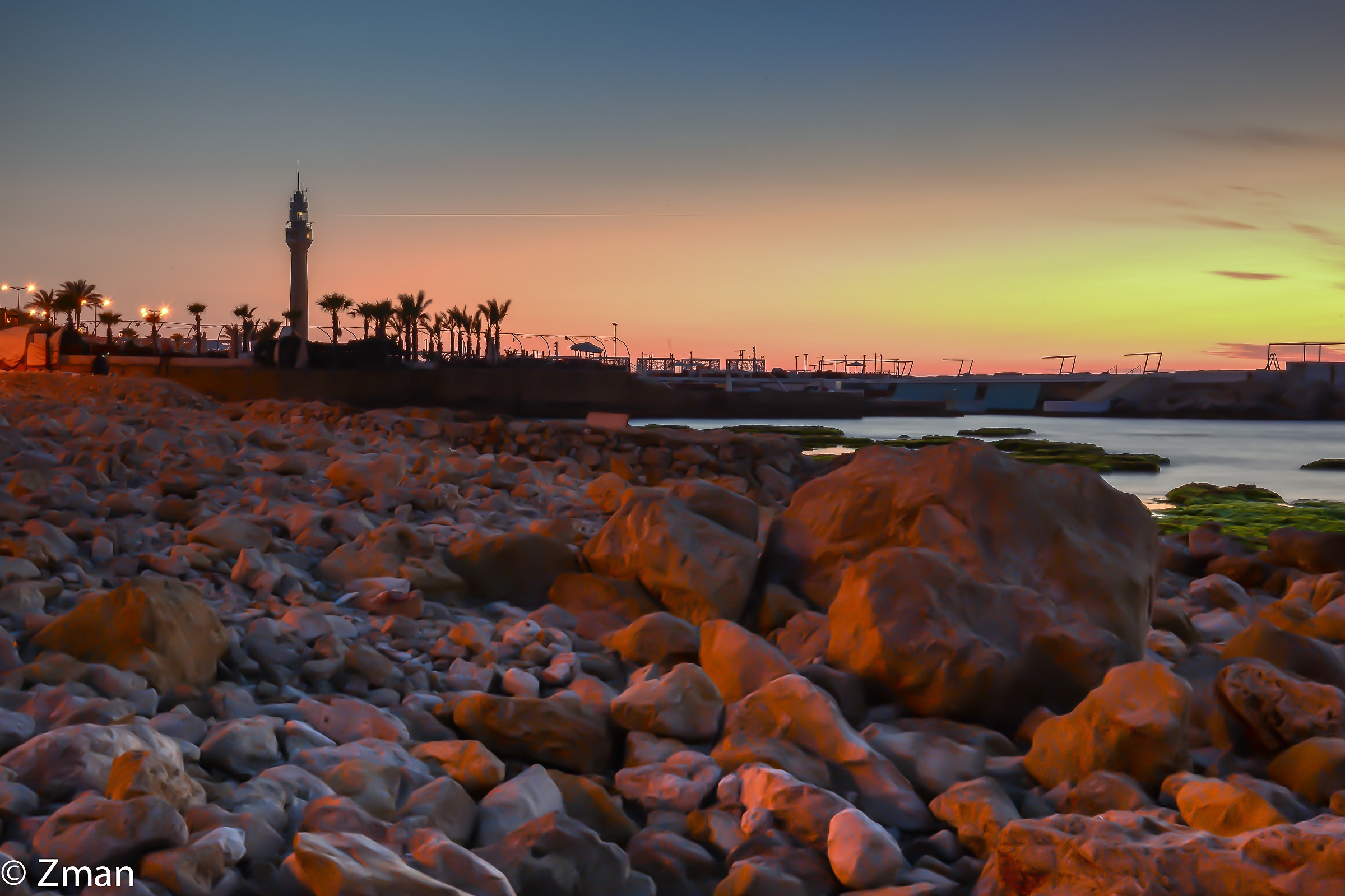 Al Manara spiaggia rocciosa al tramonto...