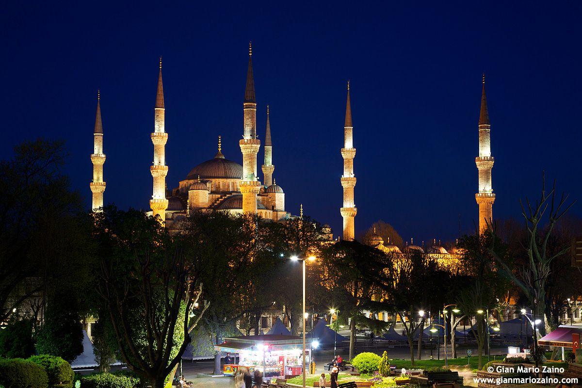 Istanbul by Night (2012) - 01...