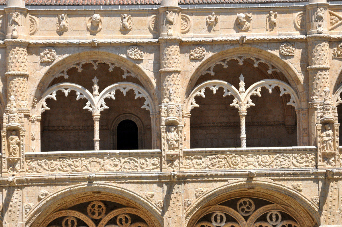 Mullioned windows of the cloister of the Monastery of Jeronimos....