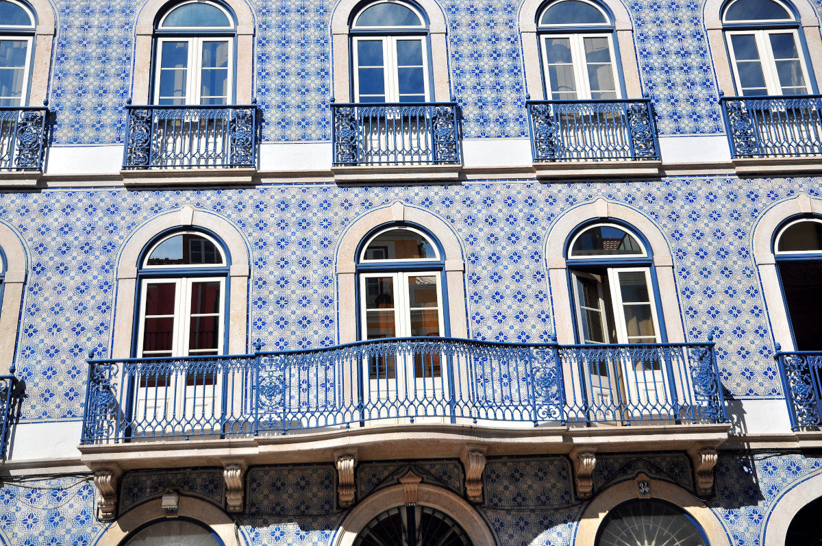 Palazzo di metà Ottocento decorato con azulejos....