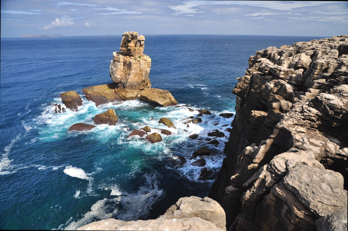 Peniche. The rock "Ship of Crows" and the cliff....