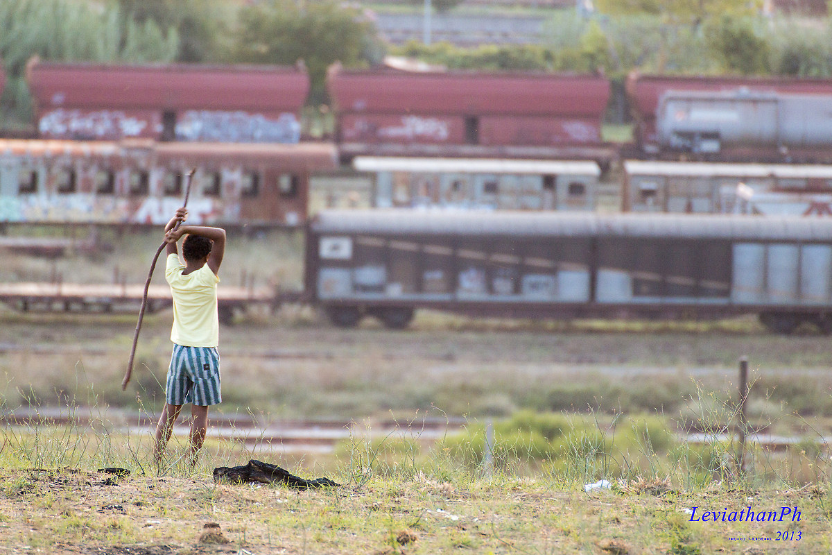 Bambino che gioca vicino alla ferrovia...