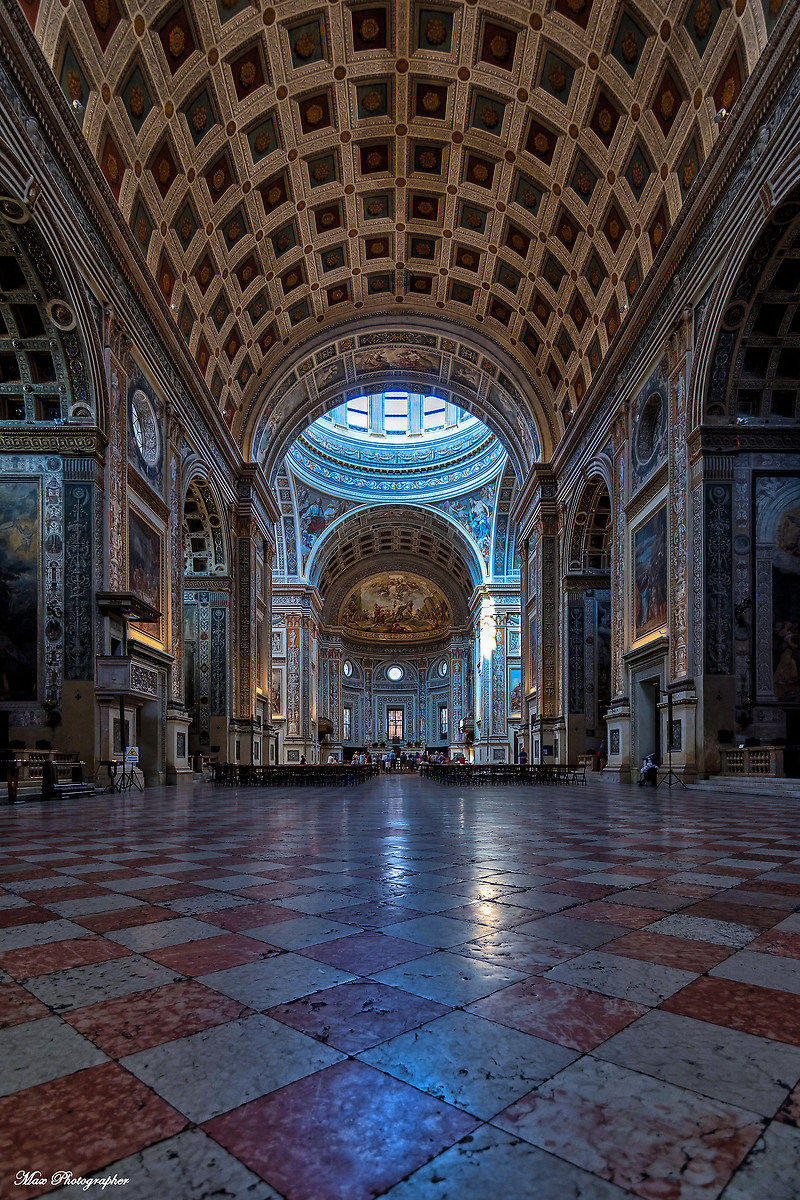 The majestic Basilica Sant'Andrea (Mantova)...