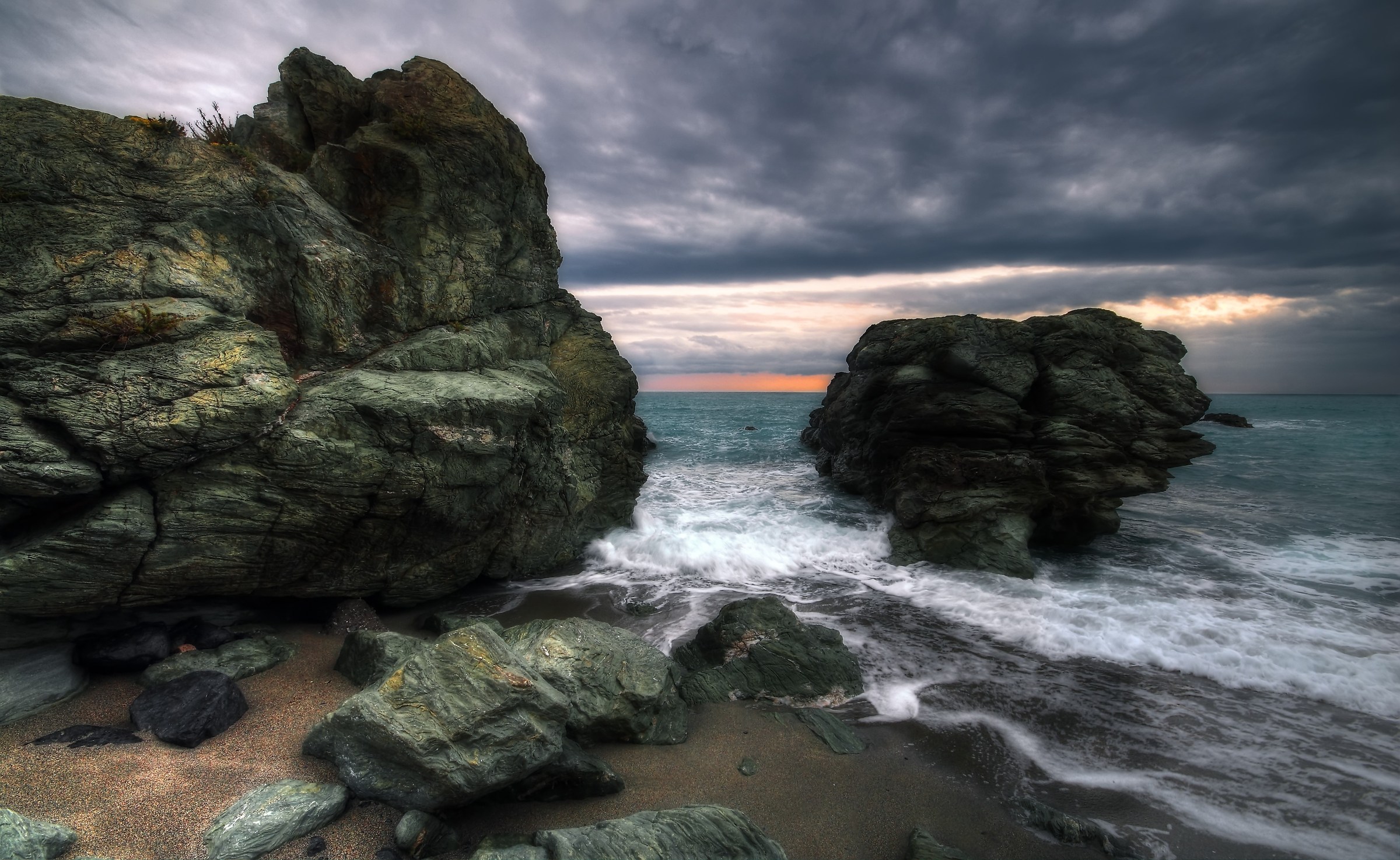 Between two rocks - HDR...