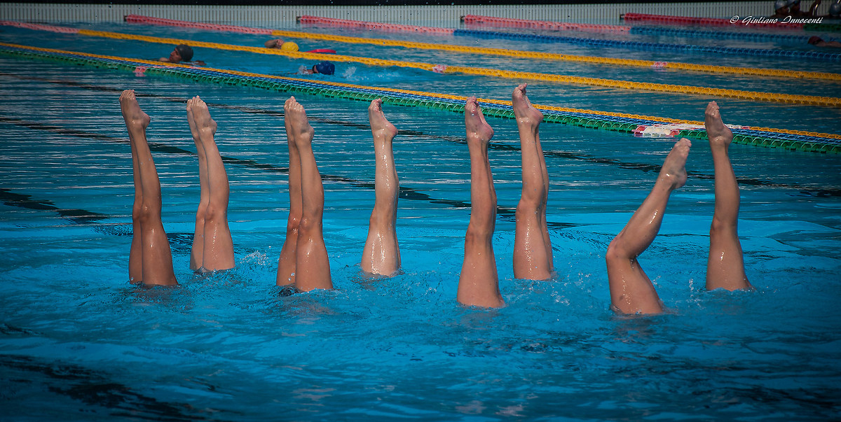 SYNCRO-Girls in swimming leg...