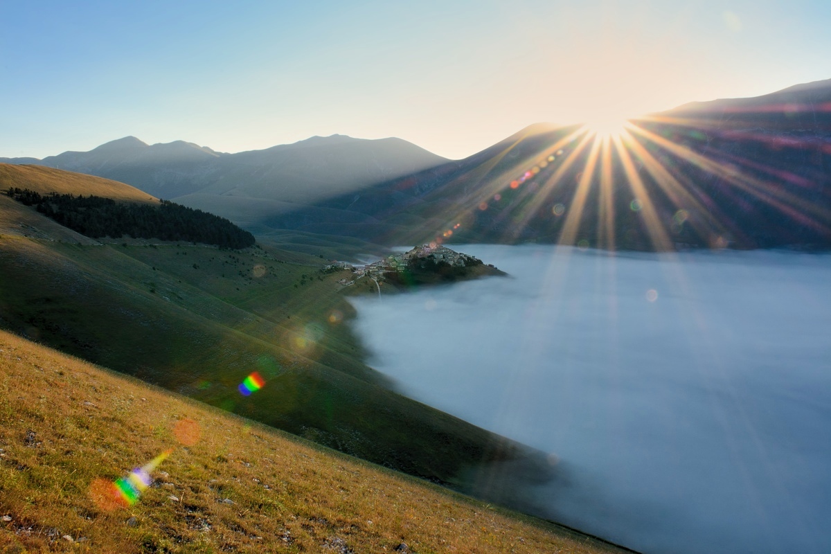 Giochi di luci e colori.(Castelluccio)....