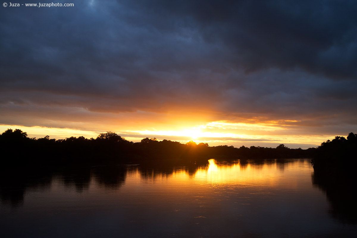 Sunrise on the river Luangwa, 015,061...