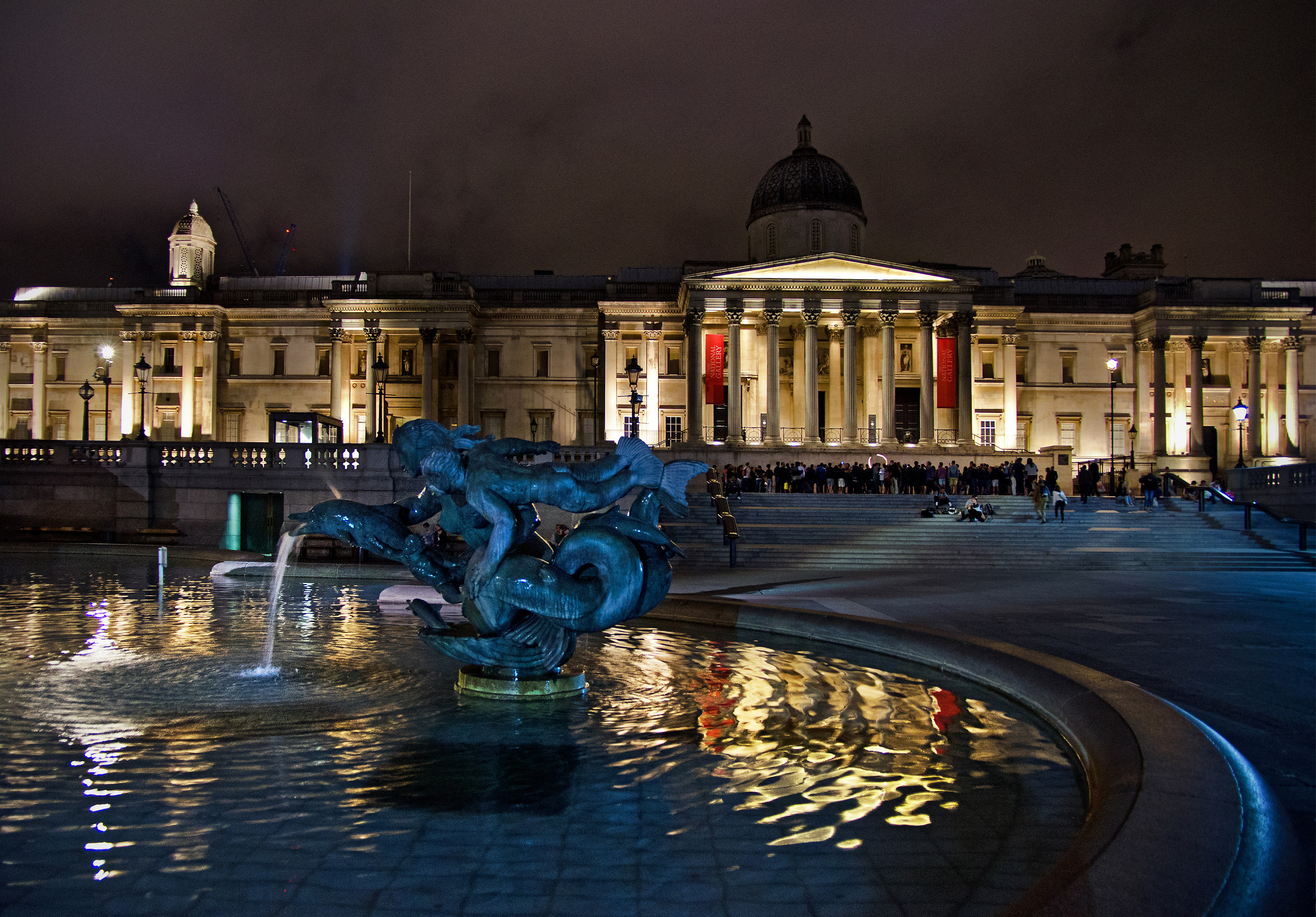 National Gallery e Trafalgar Square (di notte)...