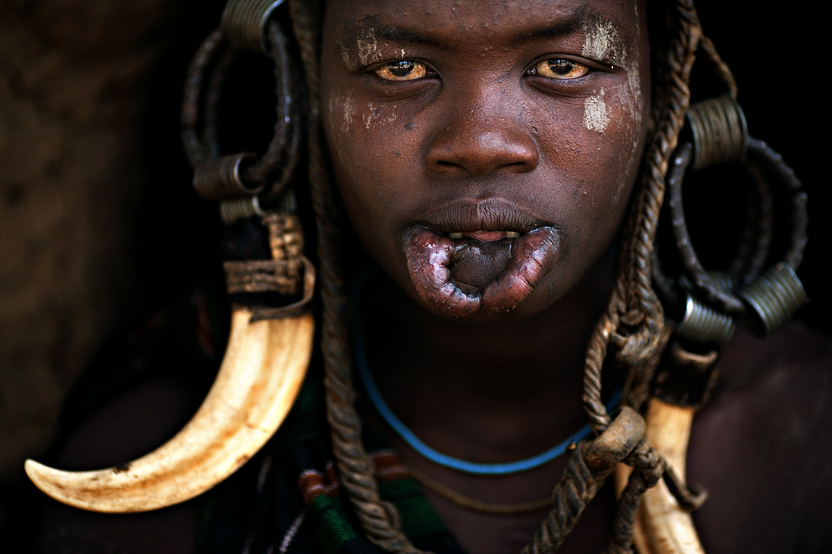 donna mursi senza piattello labiale. etiopia del sud...