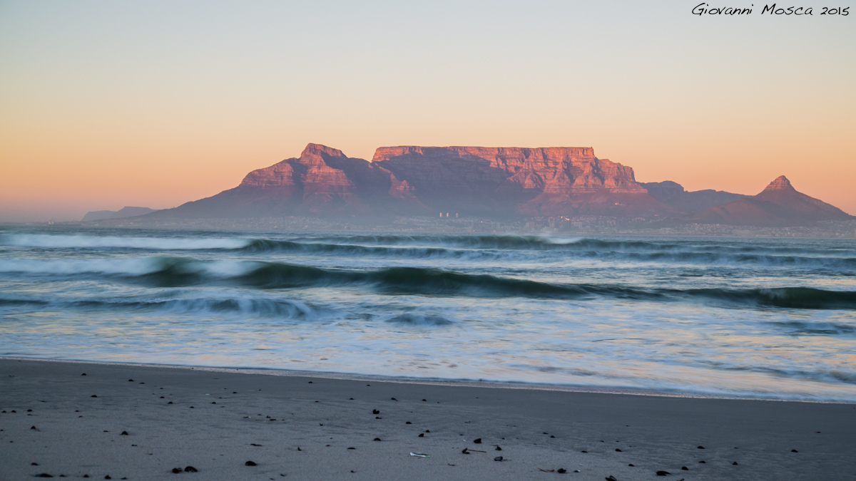 Alba sulla spiaggia di Bloubergstran.Cape Town....