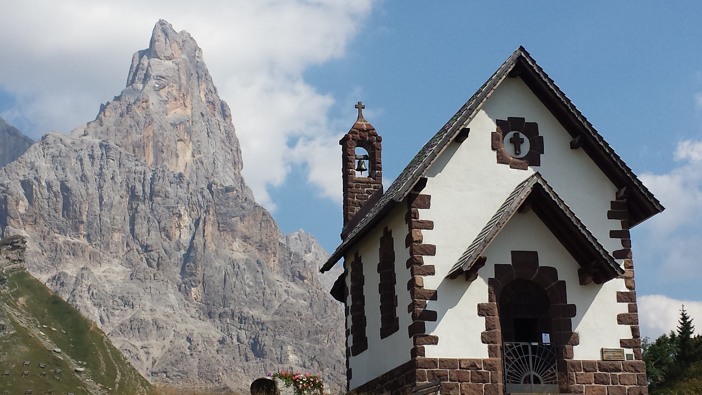 chiesetta alpina (passo rolle)...