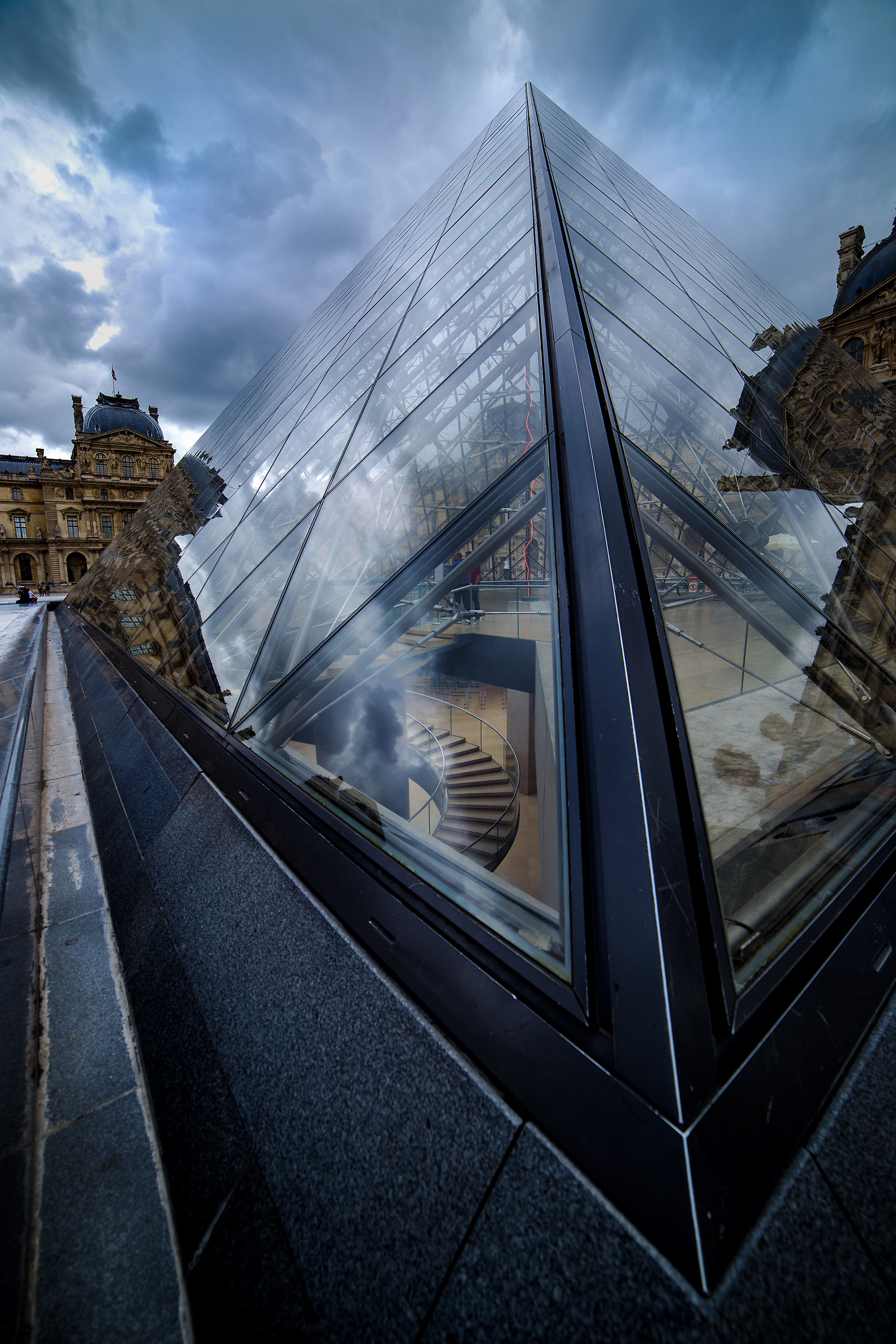 La piramide di vetro al museo del Louvre...